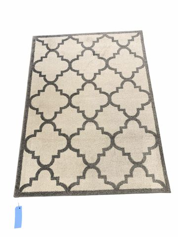 Gray/beige trellis-design polypropalene area rug, 4.5x3.5"