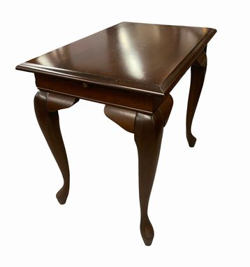 Mahogany Queen Anne-style end table, 20x26x23"