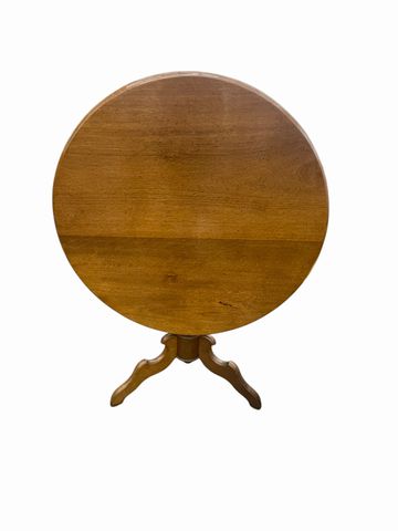 Round tilt-top table w/pedestal base & 3 curved tripod legs, 29.25H. 35D.
