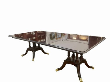Harden Georgian-style dining table with 2-leaves, 30H. 76-118W. 48D