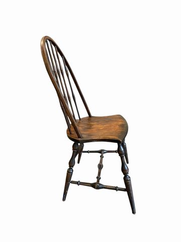 Vintage wooden bow back Windsor chair, 38H. 16W. 18D.