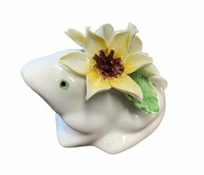 English bone china frog w/ flowers, 2.75x2" h