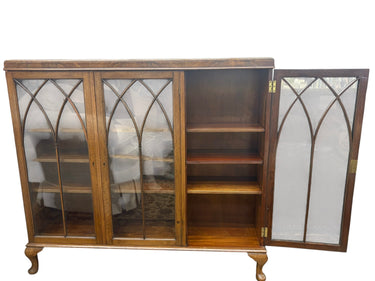 Glass-front mahogany bookcase w/ tracery on doors & key, 44.25" h, 48.5" w, 11.5