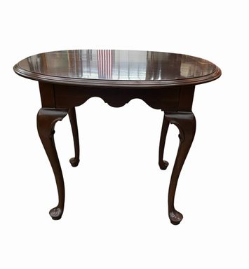 Ethan Allen queen anne-style oval cherry end table, 23H 23.25W 20D
