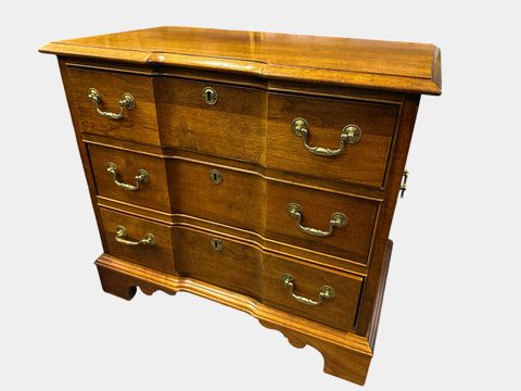 Pennsylvania House small 3-drawer chest of drawers, 25.75x15x23.5H