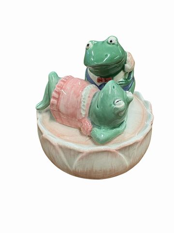 Music box w/ 2 frogs in courtship, 3.75" diam., 3.5" h