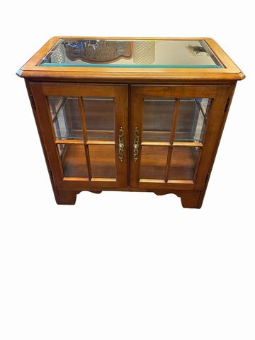 Pennsylvania House small display cabinet w/ glass panels, 28x18x24.25