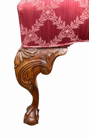 Colony House Pennsylvannia Chippendale-style settee w/ red lattice seat, 41.5" h