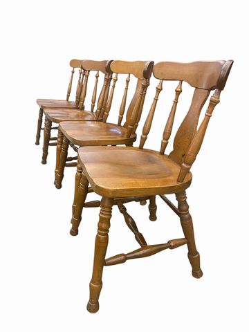 Set of 4 VTG colonial-style maple dining chairs, 32H 19W 18D